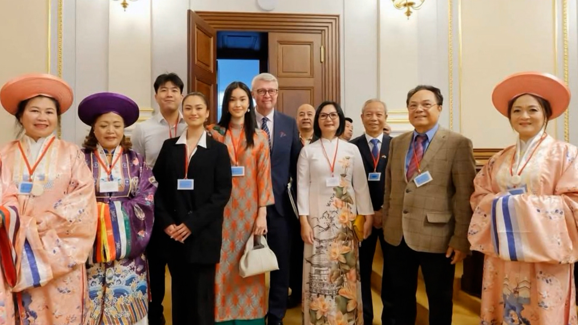 Rực rỡ sắc màu áo dài truyền thống Việt Nam trong tòa nhà Quốc hội Séc